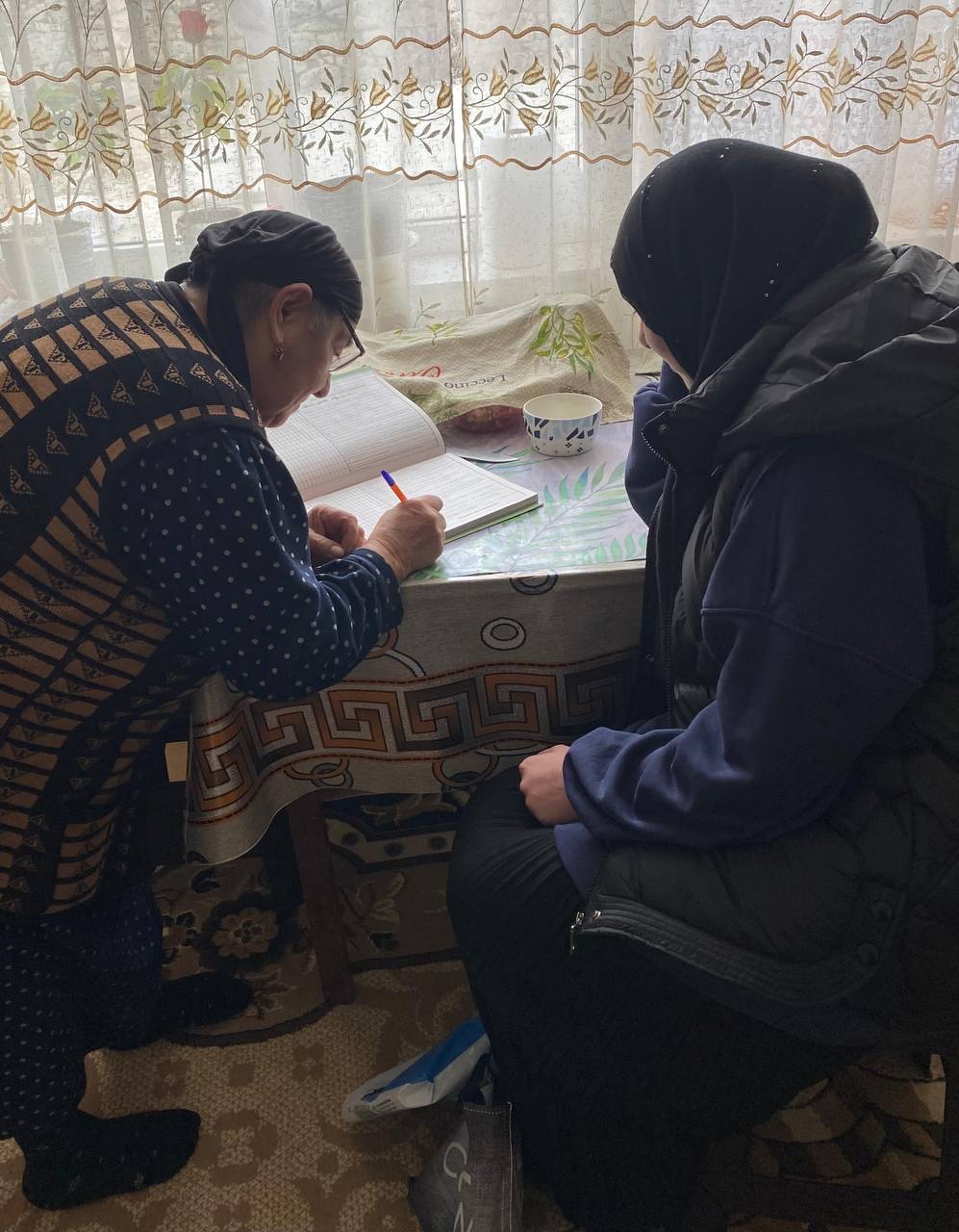 Социальный работник социального обслуживания на дому отделения № 2 Магомедова Айишат селении Аргвани оказывает социально-бытовую услугу, своим подопечным с целью оказания социальных услуг.